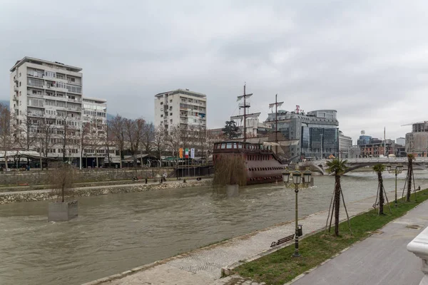 Skopje Makedonie Února 2018 Řeka Vardar Procházející Středem Města Skopje — Stock fotografie