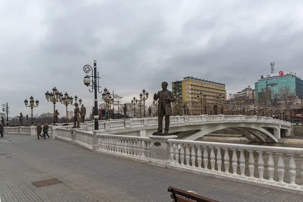 Skopje Makedonie Února 2018 Umění Most Řeku Vardar Městě Skopje — Stock fotografie