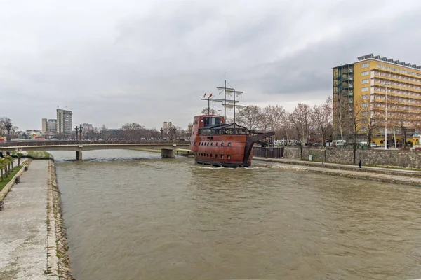 Skopje Macedonië Februari 2018 Rivier Vardar Passeren Door Centrum Van — Stockfoto