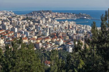 Kavala, Yunanistan - 27 Aralık 2015: Panoramik şehir Kavala, Doğu Makedonya ve Trakya, Yunanistan için
