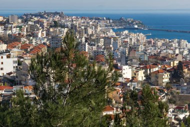 Kavala, Yunanistan - 27 Aralık 2015: Panoramik şehir Kavala, Doğu Makedonya ve Trakya, Yunanistan için