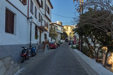 Kavala, Yunanistan - 27 Aralık 2015: Eski şehir, Kavala, Doğu Makedonya ve Trakya, Yunanistan sokakta
