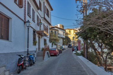 Kavala, Yunanistan - 27 Aralık 2015: Eski şehir, Kavala, Doğu Makedonya ve Trakya, Yunanistan sokakta