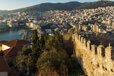 Kavala, Yunanistan - 27 Aralık 2015: Gün batımı görünümü kale kalıntıları ve Panorama Kavala, Doğu Makedonya ve Trakya, Yunanistan