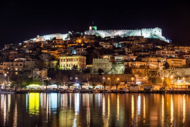 Kavala, Yunanistan - 27 Aralık 2015: Gece panoramik şehir Kavala, Doğu Makedonya ve Trakya, Yunanistan için