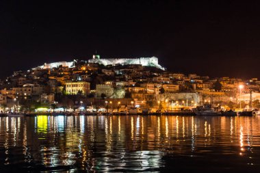 Kavala, Yunanistan - 27 Aralık 2015: Gece panoramik şehir Kavala, Doğu Makedonya ve Trakya, Yunanistan için
