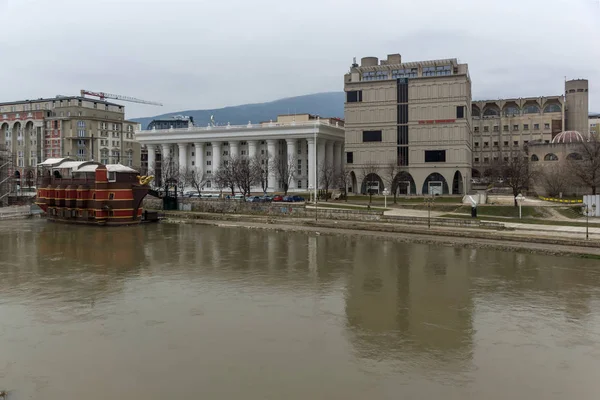 Skopje Republik Mazedonien Februar 2018 Vardar Fluss Durchquert Stadt Skopje — Stockfoto