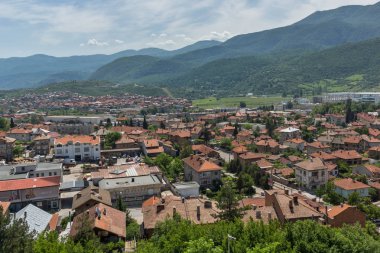 Peshtera, Bulgaristan - 5 Mayıs 2018: Panoramik şehir Peshtera From Peristera kale, Pazarcık bölge, Bulgaristan