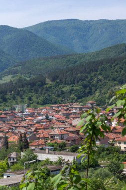 Peshtera, Bulgaristan - 5 Mayıs 2018: Panoramik şehir Peshtera From Peristera kale, Pazarcık bölge, Bulgaristan