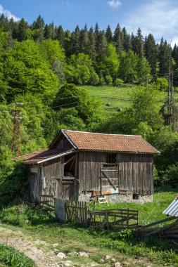 Fotinovo, Bulgaristan - 5 Mayıs 2018: Tipik sokaklarında köyü Fotinovo Rodop dağ, Pazarcık bölge, Bulgaristan