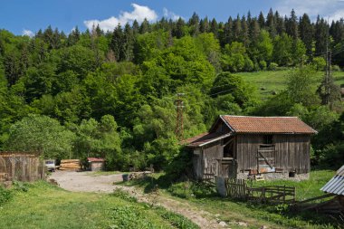 Fotinovo, Bulgaristan - 5 Mayıs 2018: Tipik sokaklarında köyü Fotinovo Rodop dağ, Pazarcık bölge, Bulgaristan