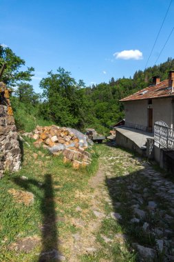 Fotinovo, Bulgaristan - 5 Mayıs 2018: Tipik sokaklarında köyü Fotinovo Rodop dağ, Pazarcık bölge, Bulgaristan