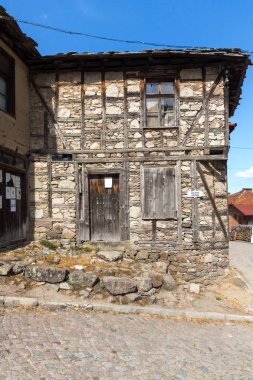 Fotinovo, Bulgaristan - 5 Mayıs 2018: Tipik sokaklarında köyü Fotinovo Rodop dağ, Pazarcık bölge, Bulgaristan