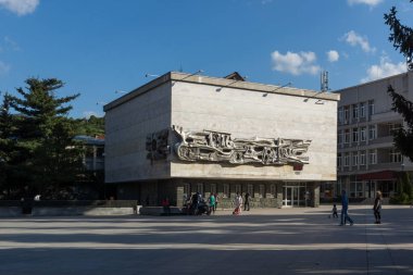 Fotinovo, Bulgaristan - 5 Mayıs 2018: Tipik sokaklarında köyü Fotinovo Rodop dağ, Pazarcık bölge, Bulgaristan