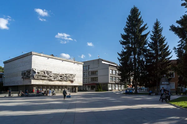 Fotinovo, Bulgaristan - 5 Mayıs 2018: Tipik sokaklarında köyü Fotinovo Rodop dağ, Pazarcık bölge, Bulgaristan