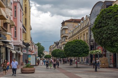 Plovdiv, Bulgaristan - 25 Mayıs 2018: İnsanlar Şehir Plovdiv, Bulgaristan merkezi Street yürüyüş