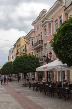 Plovdiv, Bulgaristan - 25 Mayıs 2018: İnsanlar Şehir Plovdiv, Bulgaristan merkezi Street yürüyüş