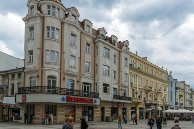 Plovdiv, Bulgaristan - 25 Mayıs 2018: İnsanlar Şehir Plovdiv, Bulgaristan merkezi Street yürüyüş