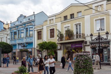 Plovdiv, Bulgaristan - 25 Mayıs 2018: İnsanlar Şehir Plovdiv, Bulgaristan merkezi Street yürüyüş