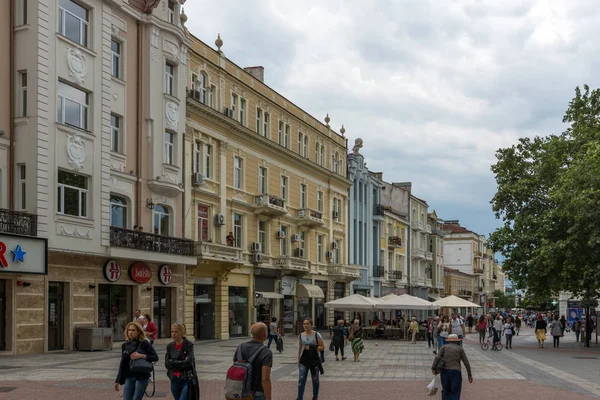 Plovdiv, Bulgaristan - 25 Mayıs 2018: İnsanlar Şehir Plovdiv, Bulgaristan merkezi Street yürüyüş