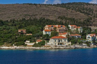 : Asos Kefalonia, Yunanistan - 25 Mayıs 2015 Assos Panorama Köyü ve güzel deniz, Kefalonia, Ionian Islands, Yunanistan, bay,