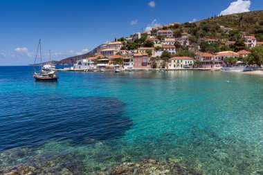 Asos, Kefalonia, Yunanistan - 25 Mayıs 2015: Muhteşem deniz manzarası Assos Sahil köyü ve güzel deniz bay, Kefalonia, Ionian Islands, Yunanistan