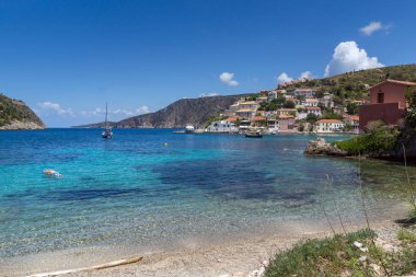 Asos, Kefalonia, Yunanistan - 25 Mayıs 2015: Muhteşem deniz manzarası Assos Sahil köyü ve güzel deniz bay, Kefalonia, Ionian Islands, Yunanistan