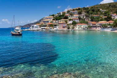 Asos, Kefalonia, Yunanistan - 25 Mayıs 2015: Muhteşem deniz manzarası Assos Sahil köyü ve güzel deniz bay, Kefalonia, Ionian Islands, Yunanistan