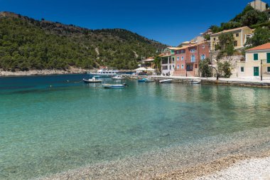 Asos, Kefalonia, Yunanistan - 25 Mayıs 2015: Muhteşem deniz manzarası Assos Sahil köyü ve güzel deniz bay, Kefalonia, Ionian Islands, Yunanistan