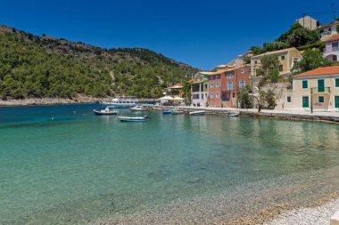 Asos, Kefalonia, Yunanistan - 25 Mayıs 2015: Muhteşem deniz manzarası Assos Sahil köyü ve güzel deniz bay, Kefalonia, Ionian Islands, Yunanistan