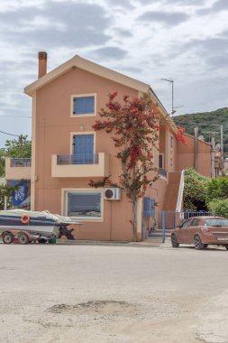 Kato Katelios, Kefalonia, Yunanistan - 26 Mayıs 2015: Kato Katelios kasaba, Kefalonia, Ionian Islands, Yunanistan tipik evlerde