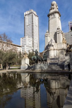 Madrid, İspanya - 23 Ocak 2018: Anıt Cervantes, Don Kişot ve Sancho Panza İspanya Meydanı Madrid şehir, İspanya