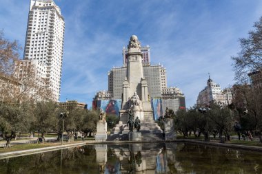 Madrid, İspanya - 23 Ocak 2018: Anıt Cervantes, Don Kişot ve Sancho Panza İspanya Meydanı Madrid şehir, İspanya