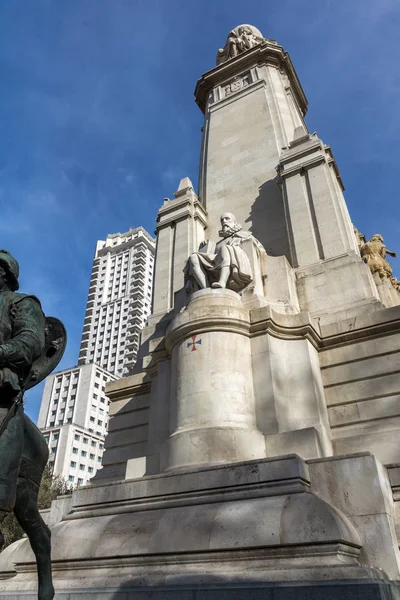 Madrid, İspanya - 23 Ocak 2018: Anıt Cervantes, Don Kişot ve Sancho Panza İspanya Meydanı Madrid şehir, İspanya