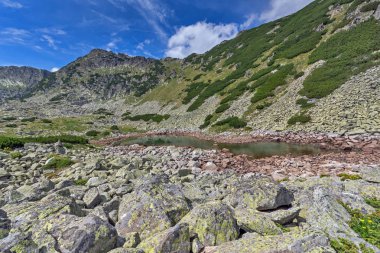 Yeşil tepeler ve Musalenski gölleri, Rila Dağı, Bulgaristan ile manzara