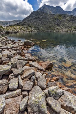 Yeşil tepeler ve Musalenski gölleri, Rila Dağı, Bulgaristan ile manzara