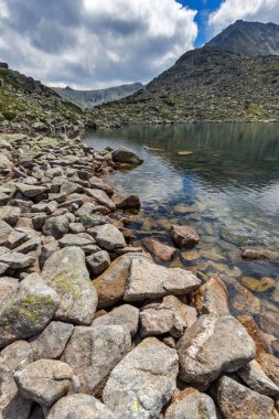 Yeşil tepeler ve Musalenski gölleri, Rila Dağı, Bulgaristan ile manzara