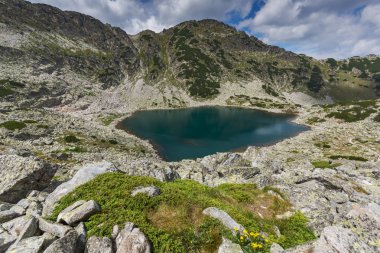 Yeşil tepeler ve Musalenski gölleri, Rila Dağı, Bulgaristan ile manzara