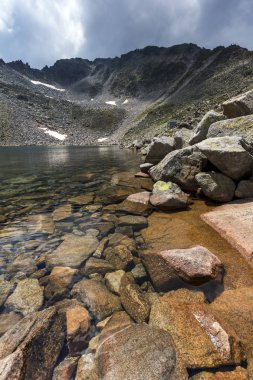 Ledenoto (ICE) Gölü ve bulutlar Musala tepe, Rila Dağı, Bulgaristan üzerinden şaşırtıcı Panoraması