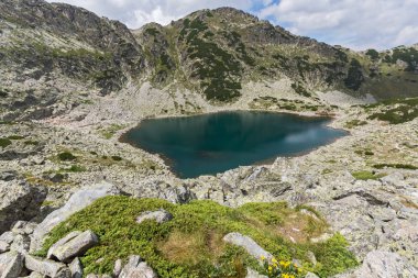 Yeşil tepeler ve Musalenski gölleri, Rila Dağı, Bulgaristan ile manzara