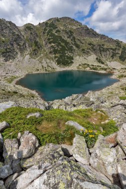 Yeşil tepeler ve Musalenski gölleri, Rila Dağı, Bulgaristan ile manzara