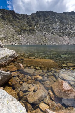 Ledenoto (ICE) Gölü ve bulutlar Musala tepe, Rila Dağı, Bulgaristan üzerinden şaşırtıcı Panoraması