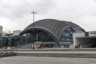 Skopje, Makedonya - 24 Şubat 2018: Sanat Köprüsü ve Vardar Nehri şehir Üsküp, Makedonya Cumhuriyeti