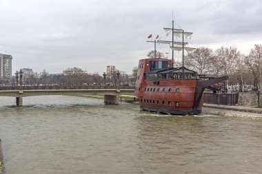 Skopje, Makedonya - 24 Şubat 2018: Nehir Makedonya Üsküp şehir merkezinden geçen Vardar