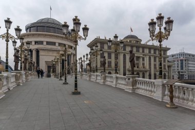 Skopje, Makedonya - 24 Şubat 2018: Sanat Köprüsü ve Vardar Nehri şehir Üsküp, Makedonya Cumhuriyeti