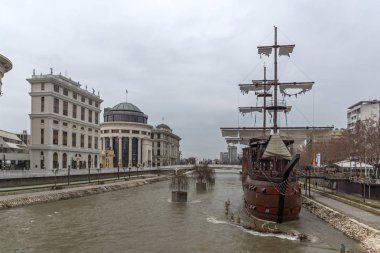 Skopje, Makedonya - 24 Şubat 2018: Nehir Makedonya Üsküp şehir merkezinden geçen Vardar