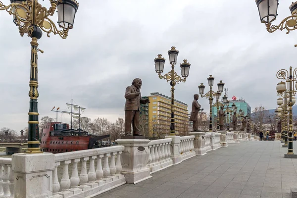 Skopje República Macedonia Febrero 2018 Puente Arte Río Vardar Ciudad —  Fotos de Stock