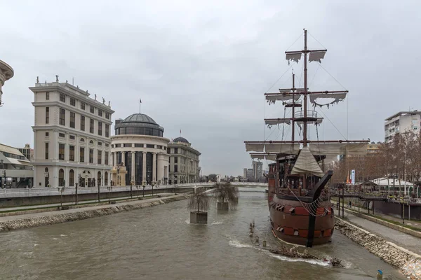 Skopje Macedonië Februari 2018 Rivier Vardar Passeren Door Centrum Van — Stockfoto