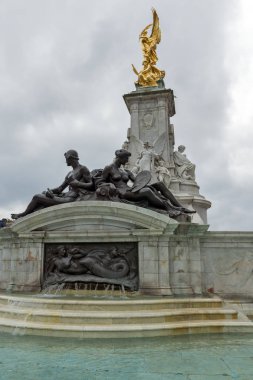 Londra, İngiltere - 17 Haziran 2016: Kraliçe Victoria Memorial önünde Buckingham Sarayı, Londra, İngiltere, Amerika Birleşik Devletleri