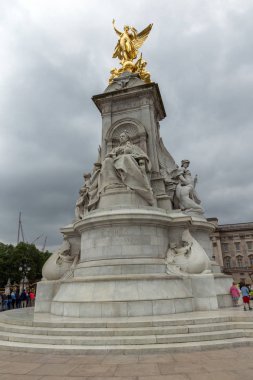 Londra, İngiltere - 17 Haziran 2016: Kraliçe Victoria Memorial önünde Buckingham Sarayı, Londra, İngiltere, Amerika Birleşik Devletleri